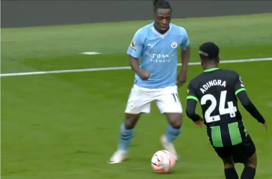 Jeremy Doku, do Manchester City Football Club, vence Adingra