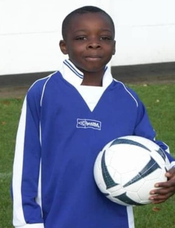 Jeremy Doku quando criança com uma bola